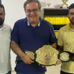 Renan Barao présentant sa ceinture UFC