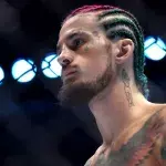 Sean O'Malley dans la cage de l'UFC