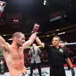 Sean Strickland est déclaré vainqueur face à Paulo Costa le 2 juin 2024.