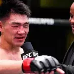 Song Yadong lors de l'interview post-combat réalisé par Daniel Cormier. 