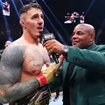 Tom Aspinall au micro de Daniel Cormier.