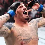 Tom Aspinall dans la cage de l'UFC