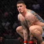 Tom Aspinall dans la cage de l'UFC
