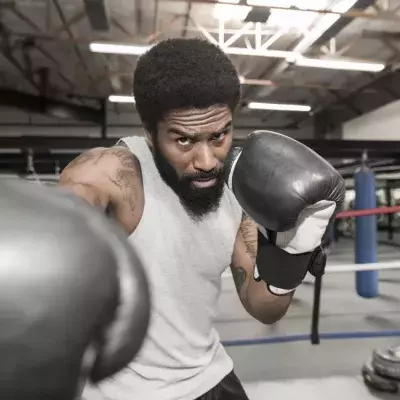 Boxe : un ancien professionnel inflige une correction à un combattant de rue qui le défie sur le ring