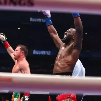 Canelo Alvarez (à gauche) et Terence Crawford (à droite)