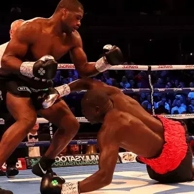 Daniel Dubois met KO Ebenezer Tetteh 