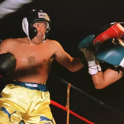 Diego Maradona combattant Santos Benigno Laciar en boxe anglaise. 