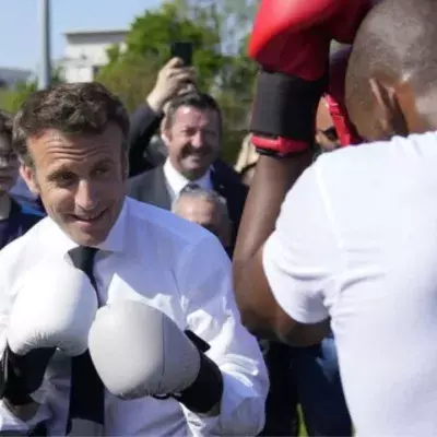 Emmanuel Macron a montré ses talents de boxeur lors d'un passage en Seine Saint-Denis 