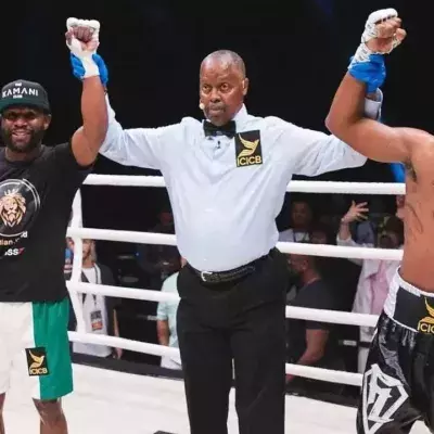 Floyd Mayweather et Don Moore à l'issue de leur combat d'exhibition 