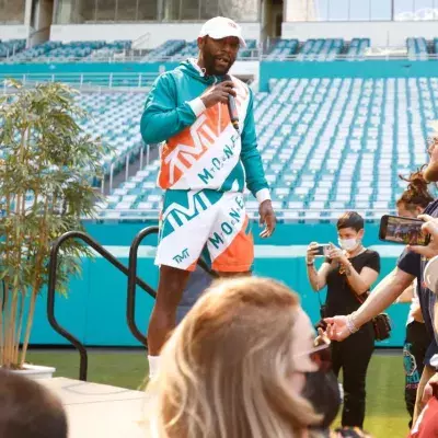 Floyd Mayweather et Jake Paul à la conférence de presse du combat Logan Paul vs Mayweather