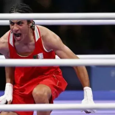 Imane Khelif explose de joie après sa victoire en quart de finale des Jeux Olympiques de Paris.