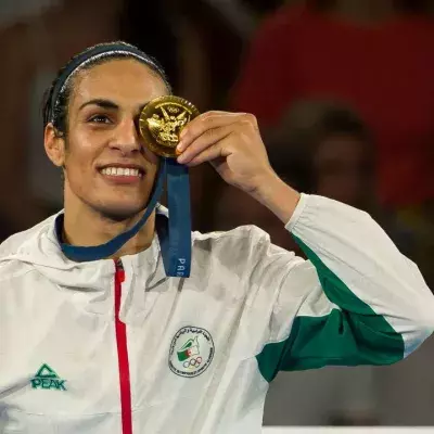 Imane Khelif sur le podium après son titre olympique. 