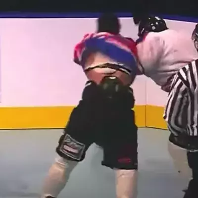 Les combats de boxe sur glace se démocratisent en Russie et au Canada. 