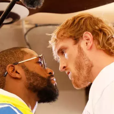 Logan Paul vs Floyd Mayweather : les images du face à face très tendu avant leur combat de boxe 