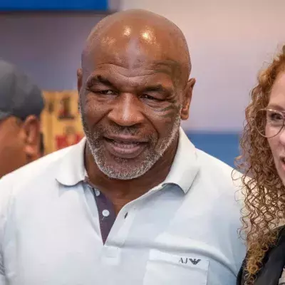Mike Tyson en compagnie d'une fan. 