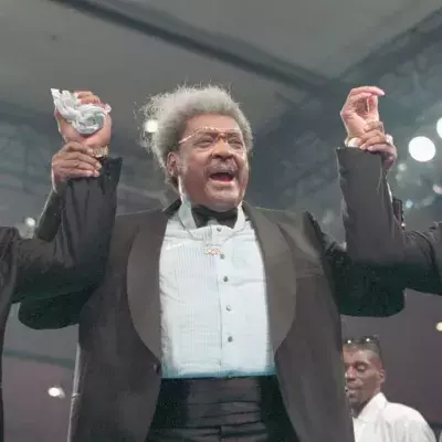 Mike Tyson et Mohamed Ali en compagnie de Don King lors d'un gala de boxe à Las Vegas. 