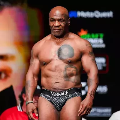 Mike Tyson lors de la pesée avant son combat face à Jake Paul.