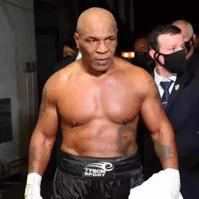 Mike Tyson lors de son combat contre Roy Jones Jr. 