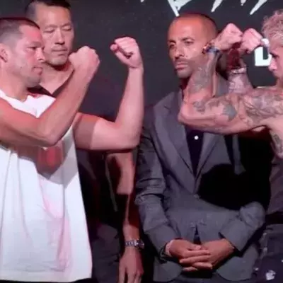 Nate Diaz et Jake Paul lors du face à face d'avant-combat. 