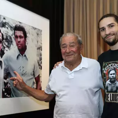Nico Ali Walsh et Bob Arum devant une photographie d'Arum et Ali