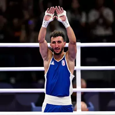 Sofiane Oumiha célèbre devant son public après sa victoire en 8e de finale du tournoi olympique.