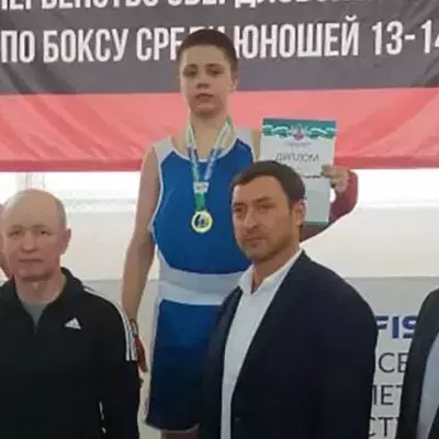 Timofey Shadrin (en bleu), jeune boxeur russe de 14 ans, est décédé. 