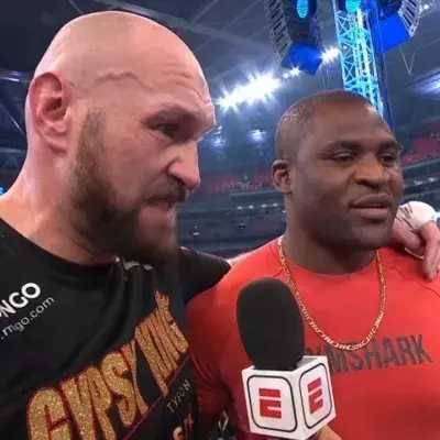 Tyson Fury a fait monter Francis Ngannou sur le ring après sa victoire contre Whyte. 