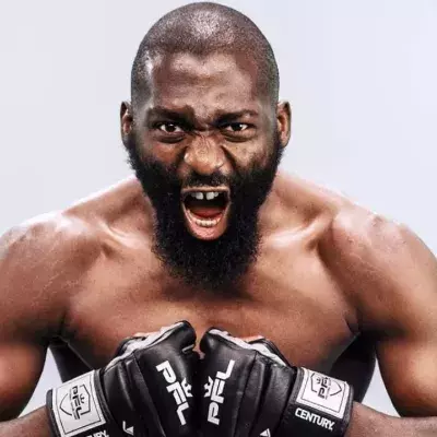 Cédric Doumbé avec les gants du PFL, son organisation de MMA. 