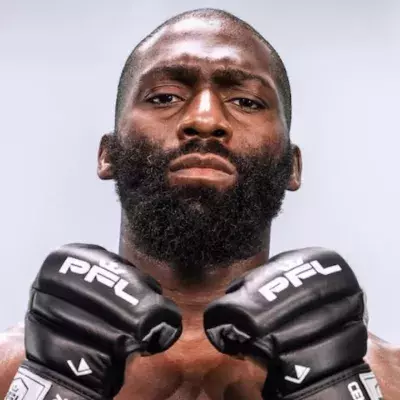 Cédric Doumbé avec les gants du PFL. 