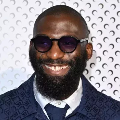 Cédric Doumbé, combattant de MMA signé par le PFL, lors d'un défilé à la Fashion Week. 