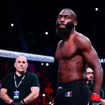 Cédric Doumbé dans la cage du PFL. 