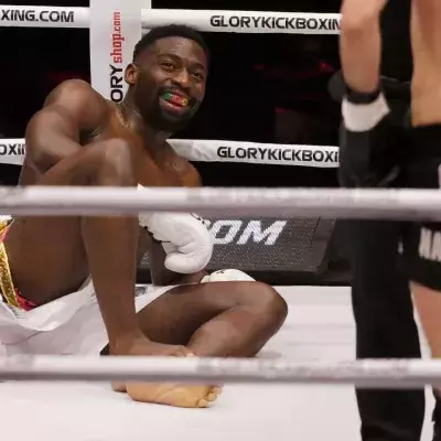 Cédric Doumbé dans le ring du Glory. 
