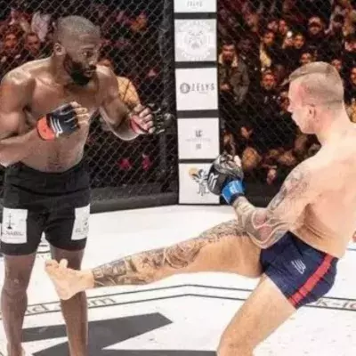 Cédric Doumbé et Pawel Klimas dans la cage du MMA GP. 