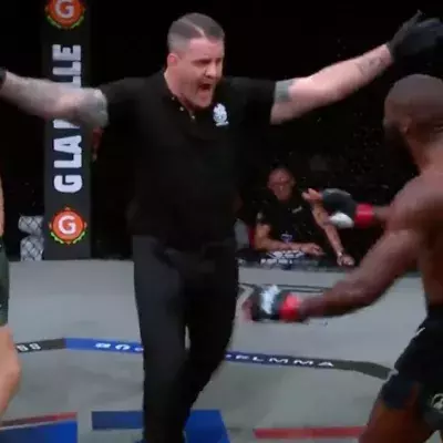 Cédric Doumbé a été arrêté au 3e round de son combat contre Baki pour s'être plaint à répétition d'une écharde dans son pied. 