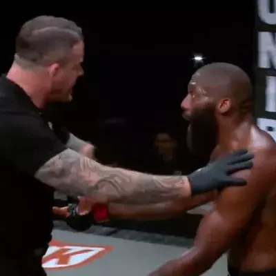 Cédric Doumbé a été arrêté par Marc Goddard dans le 3e round de son combat face à Baki. 