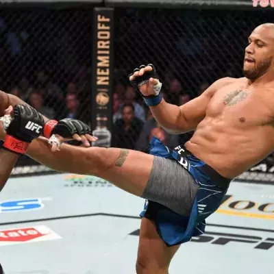Ciryl Gane face à Derrick Lewis lors de l'UFC 265. 
