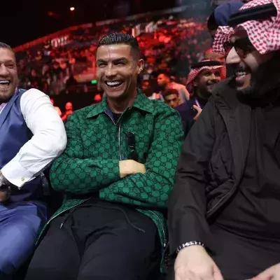 Conor McGregor et Cristiano Ronaldo partagent étaient assis à côté lors d'une soirée boxe à Riyad le 23 décembre 2023.