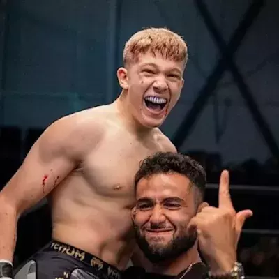 Edwin Petrea porté en triomphe par son entraîneur après sa victoire par TKO.