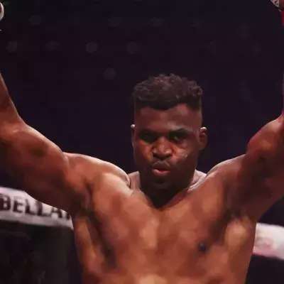 Francis Ngannou dans la cage du PFL