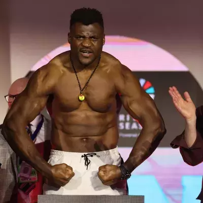 Francis Ngannou à la pesée avant son combat de boxe face à Anthony Joshua.