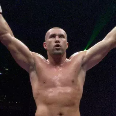 Jérôme Le Banner s'est imposé contre Adnan Alic par TKO au MMA GP. 