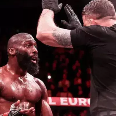 L'arbitre Marc Goddard a arre^té Cédric Doumbé dans le 3e round de son combat contre Baki. 
