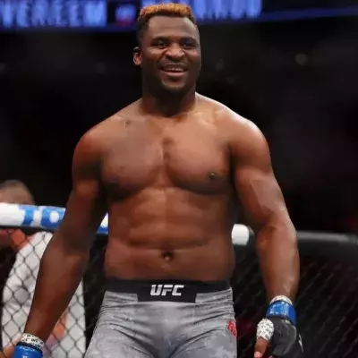 Ngannou dans la cage de l'UFC