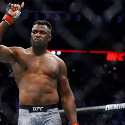 Ngannou dans la cage de l'UFC