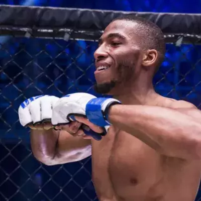 Salahdine Parnasse dans la cage du KSW