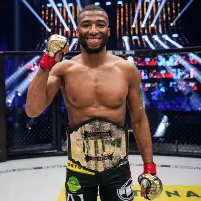 Salahdine Parnasse a vaincu Wilson Varela par TKO au KSW Paris. 