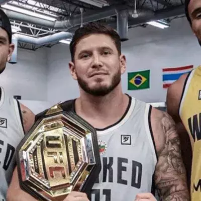SebbyDaddy accompagné des combattants prfessionnels de MMA Axel Alfandari et Owen Jason. 