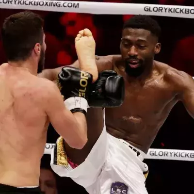 Cédric Doumbé lors d'un combat de kickboxing au Glory. 