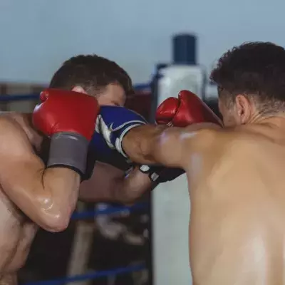 Un combattant de MMA devient fou et s'acharne sur son adversaire KO