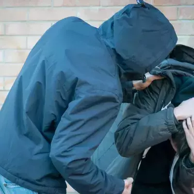 Un homme en train de se faire agresser 